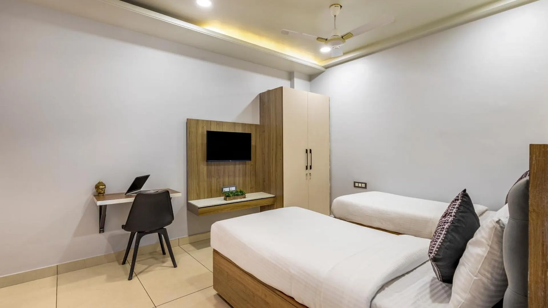 Wandr Hotel Medicity Gurugram, Near Medanta Hospital Gurgaon
