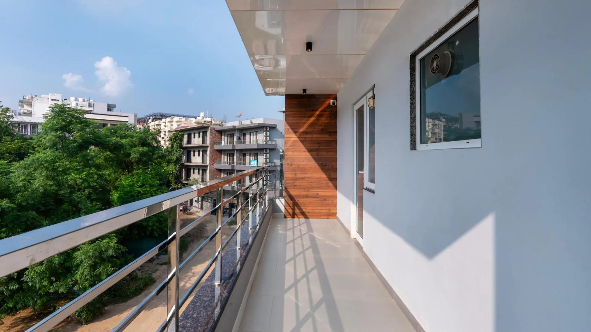 Wandr Hotel Medicity Gurugram, Near Medanta Hospital Gurgaon